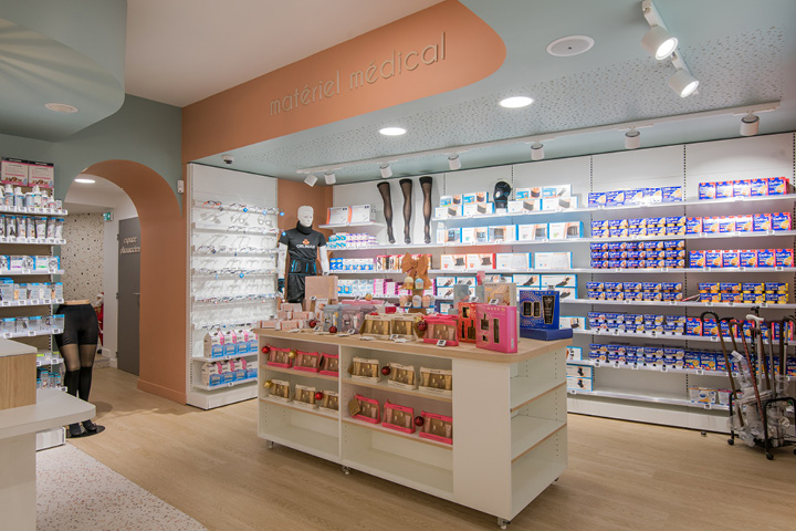Vue d’ensemble de l’espace de vente lumineux et chaleureux de la Pharmacie Carrière, organisé par univers santé.