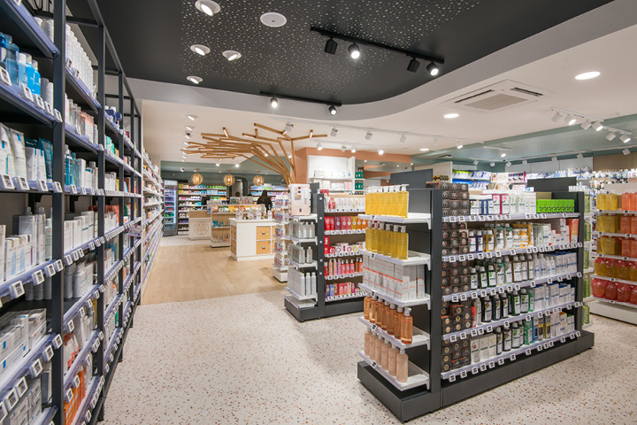 Vue d’ensemble de l’espace de vente lumineux et chaleureux de la Pharmacie Carrière, organisé par univers santé.