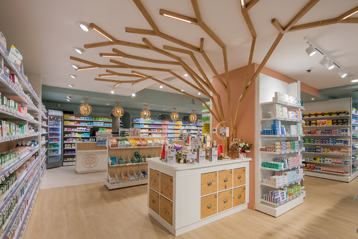 Vue d’ensemble de l’espace de vente lumineux et chaleureux de la Pharmacie Carrière, organisé par univers santé.