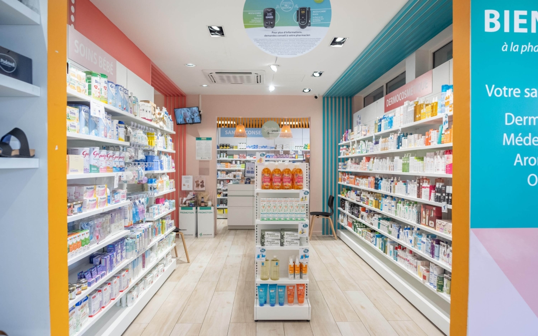 Aménagement d’une pharmacie de moins de 100 m² avec un design fonctionnel et lumineux optimisant chaque espace.
