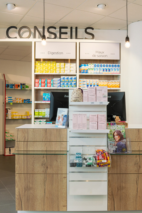 Espace comptoir de la pharmacie des Halles à Bar-sur-Aube, mettant en avant la signalétique ordonnance issue du design graphique de l’officine.