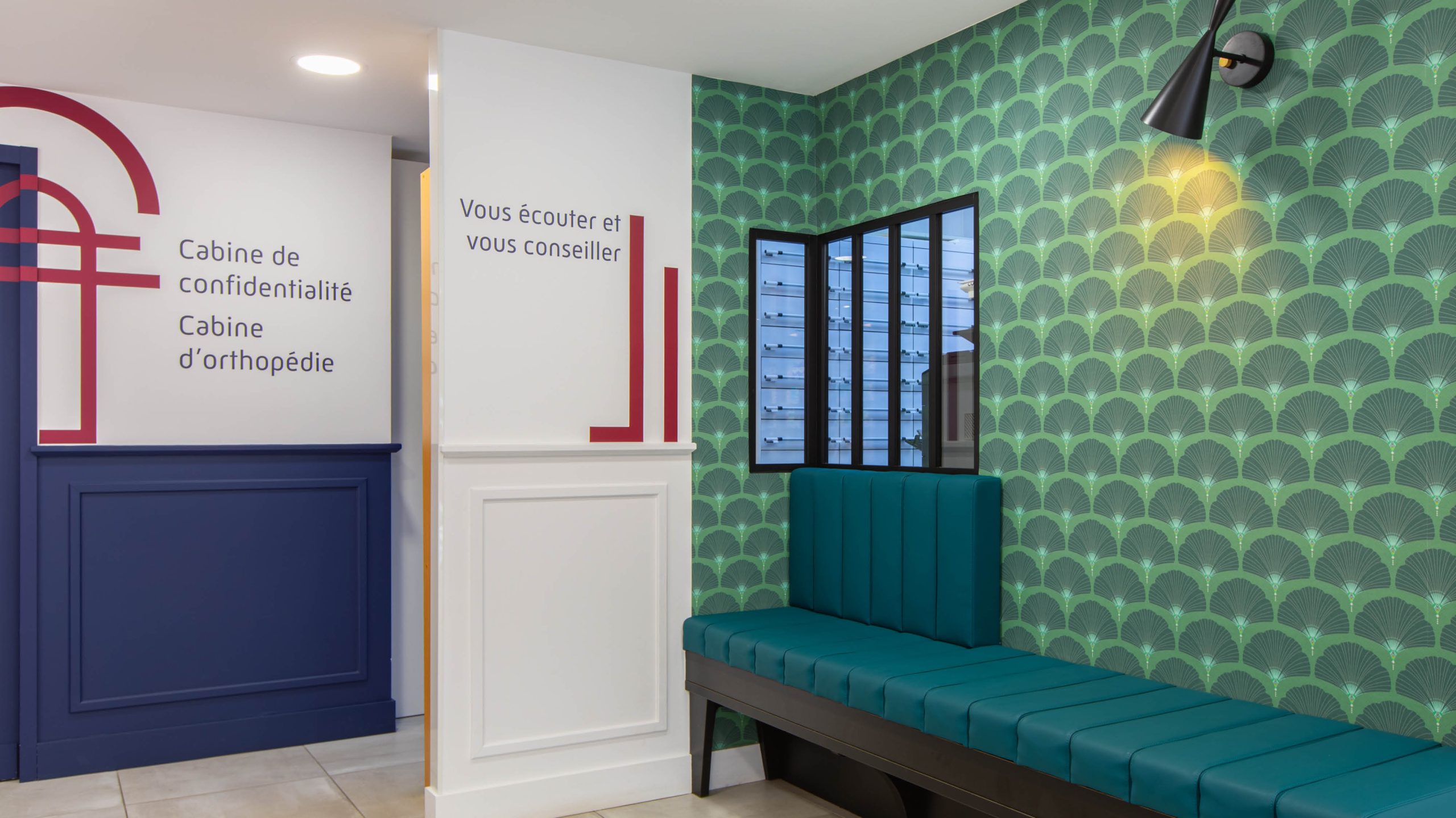 Banquette et décoration cosy offrant confort et détente aux patients.
