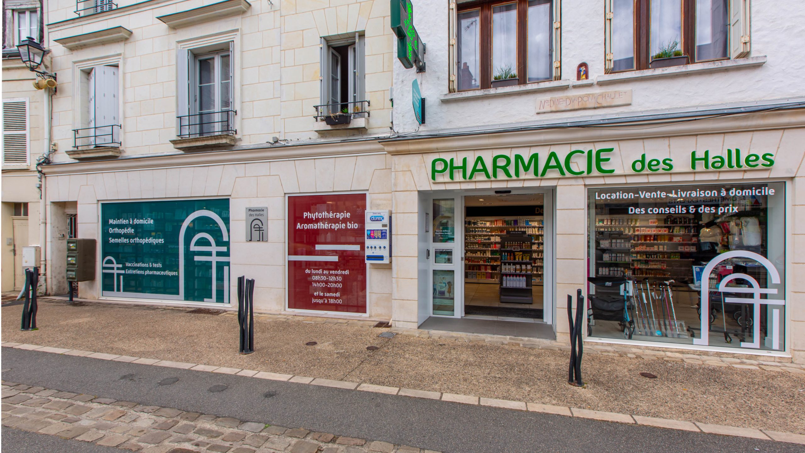 Façade de la Pharmacie des Halles à Sainte-Maure de Touraine, moderne et accueillante, reflétant le style néo-rétro.