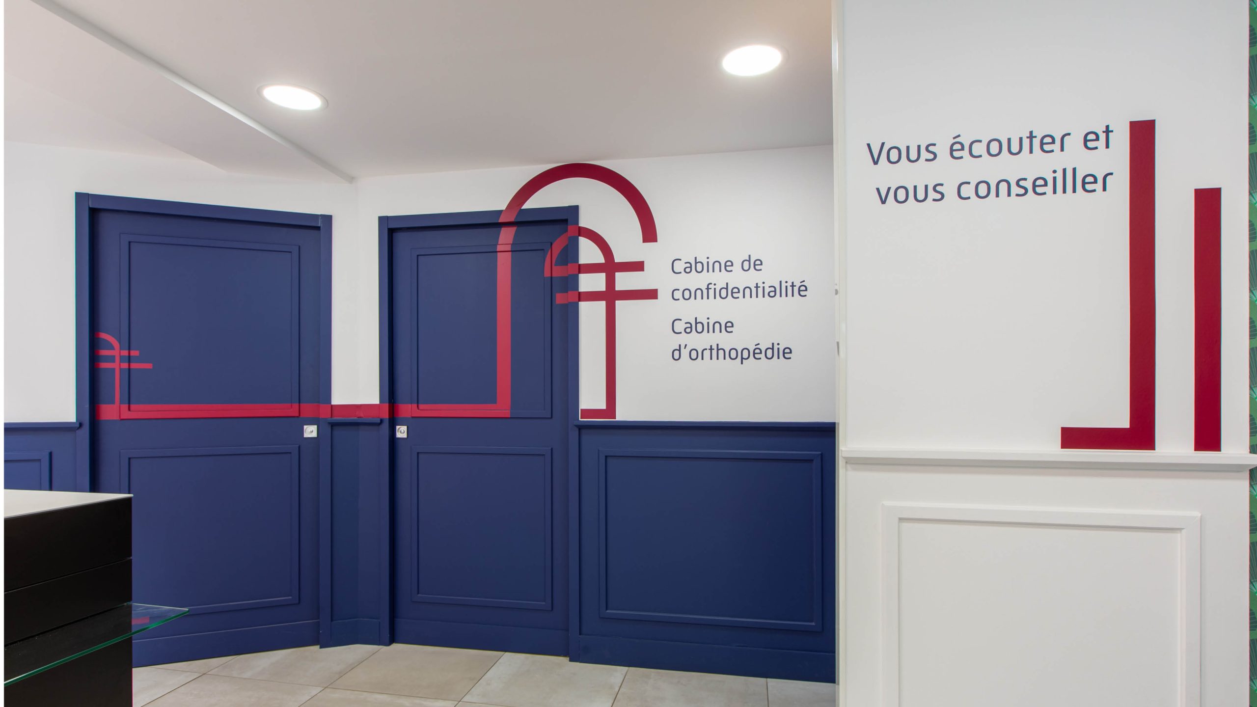 Signalétique en bois guidant les patients à travers les différents univers de la pharmacie.