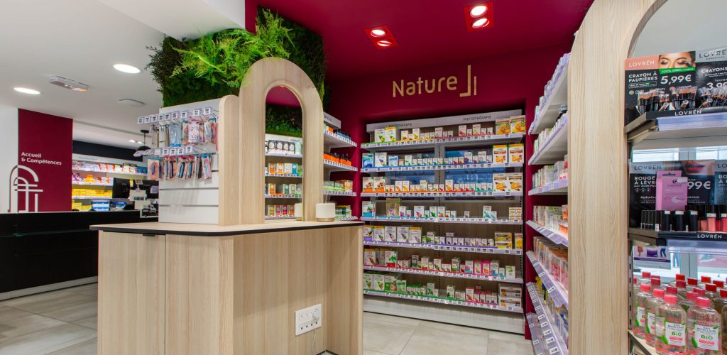 Mobilier sur-mesure, table d’animation et couleurs vives créant un univers immersif et apaisant.