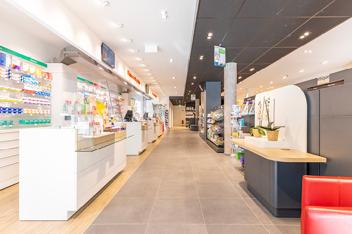 Comptoirs espacés permettant des échanges confidentiels et un parcours client fluide.