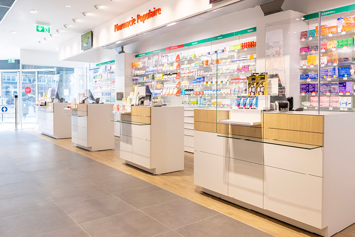 Comptoirs espacés permettant des échanges confidentiels et un parcours client fluide.
