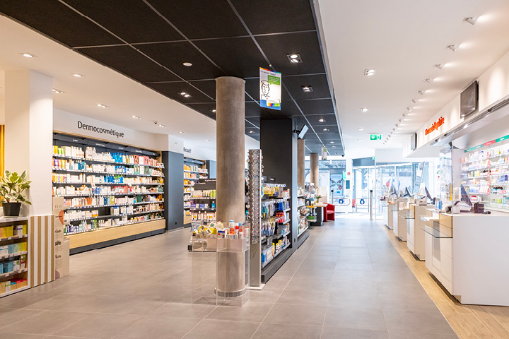 Vue générale de l’espace de vente lumineux et spacieux de la Pharmacie Populaire, avec parcours client optimisé.