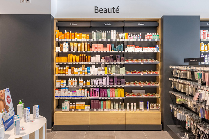 Vue générale de l’espace de vente lumineux et spacieux de la Pharmacie Populaire, avec parcours client optimisé.