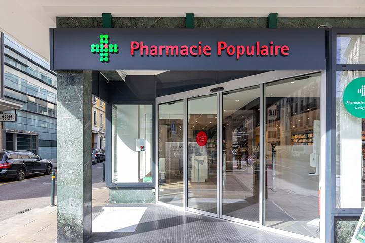 Façade moderne et accueillante de la Pharmacie Populaire – Navigation avec visibilité depuis la rue.