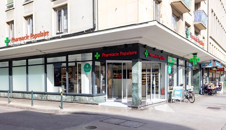 Façade moderne et accueillante de la Pharmacie Populaire – Navigation avec visibilité depuis la rue.
