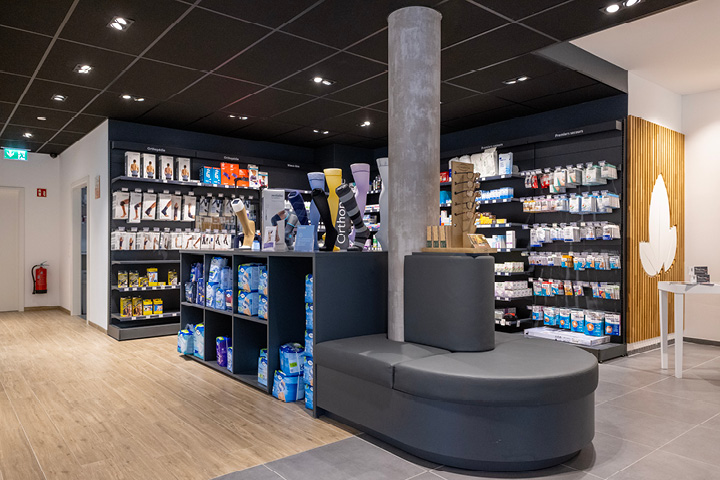 Espace Orthopédie avec banquette d’attente, aménagé pour le confort des patients.