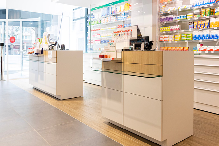 Comptoirs espacés permettant des échanges confidentiels et un parcours client fluide.