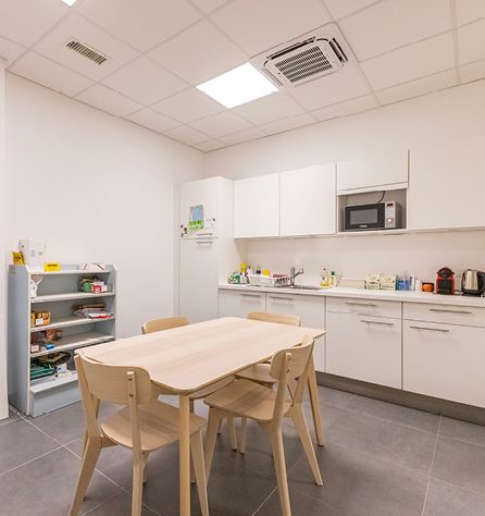 Organisation du back-office de la Pharmacie Populaire, facilitant le flux des collaborateurs et le rangement des produits
