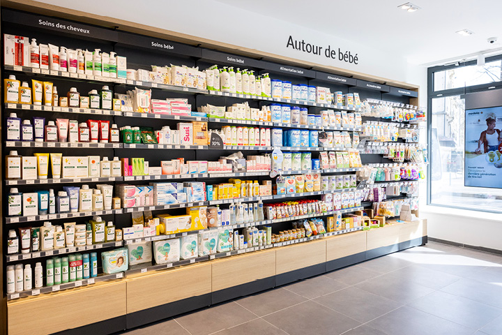 Vue générale de l’espace de vente lumineux et spacieux de la Pharmacie Populaire, avec parcours client optimisé.