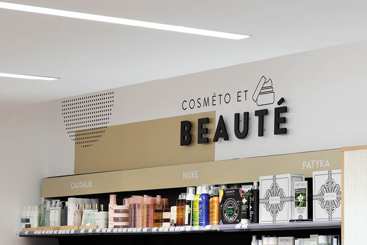 Signalisation au sein de l'espace beauté avec une mise en avant via le rose pour délimiter les espaces au sein de la pharmacie.