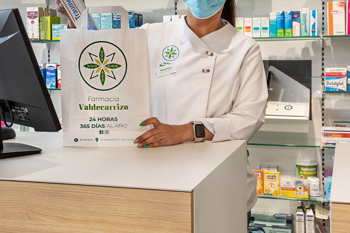 Sac en papier de la Pharmacie Valdecarrizo portant l’identité graphique de l’officine, combinant logo et couleurs pour refléter l’image moderne et professionnelle de la pharmacie.