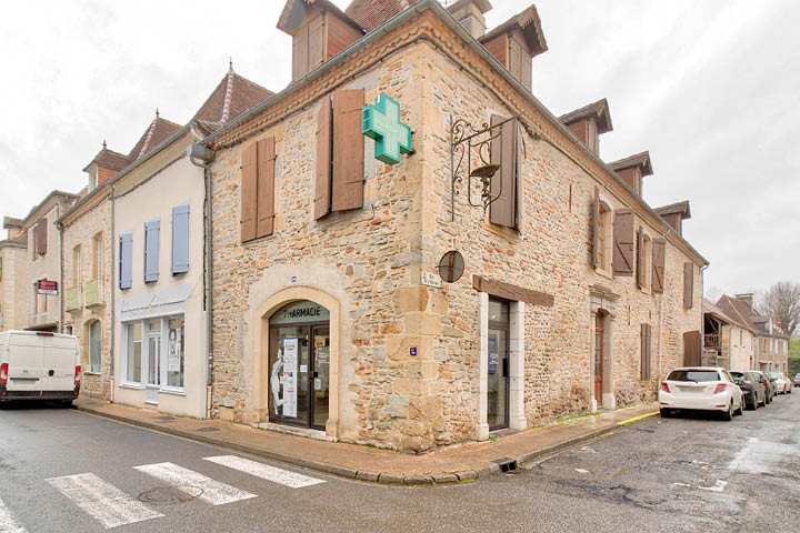 Façade modernisée de la Pharmacie Hagolle à Navarrenx, alliant authenticité et design contemporain.