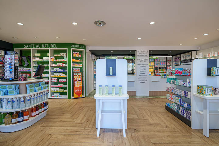 Linéaires et gondoles sur mesure à design allégé pour une présentation produit élégante.