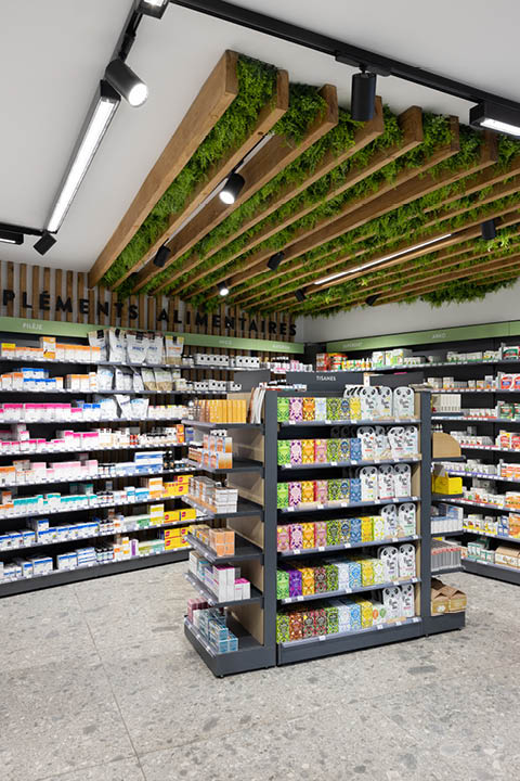 Espace nature avec bardage bois clair et plafond végétalisé, renforçant l’atmosphère douce et naturelle.