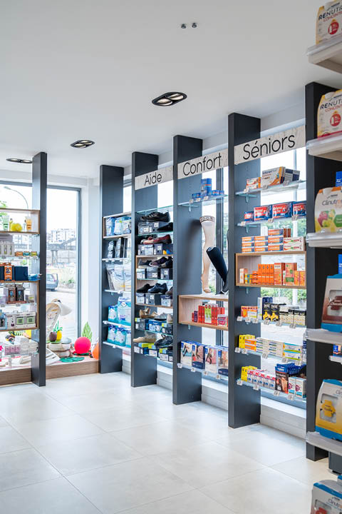 Linéaires Sparkle mis en avant près des vitrines, permettant de valoriser les produits tout en laissant passer la lumière naturelle pour créer des espaces lumineux et accueillants au sein de l’agencement de la Pharmacie des Charentes à Limoges.