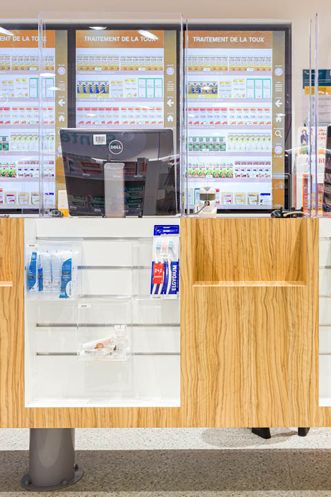 Focus comptoir en bois au sein de la pharmacie.