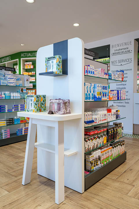 Linéaires et gondoles sur mesure à design allégé pour une présentation produit élégante.