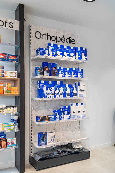 Corner orthopédie lumineux mettant en valeur les produits santé grâce à un agencement fluide.