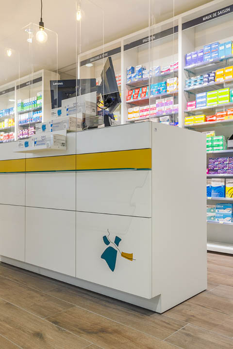 Comptoirs épurés et accueillants au centre du parcours client, favorisant le conseil et la proximité.