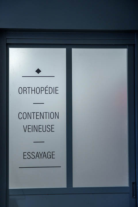 Espace orthopédique pour essayages et matériel médical, favorisant confort et confidentialité.