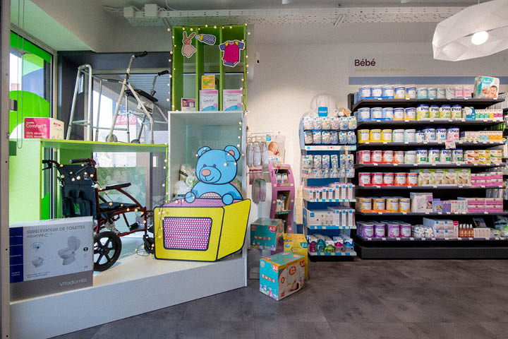 Espace enfant et maintien à domicile mise en valeur via les différents éléments au sein de l'aménagement de la pharmacie.