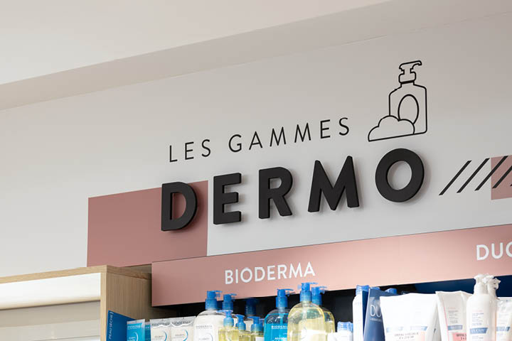Signalisation au sein de l'espace Dermo avec une mise en avant via le rose pour délimiter les espaces au sein de la pharmacie.