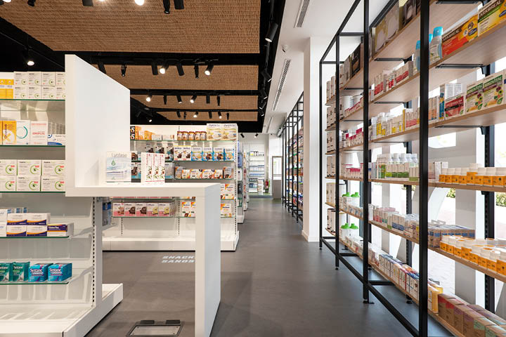 Vitrine de la Pharmacie Valdecarrizo avec linéaires Sparkle et vitrophanie lumineuse, créant un espace aéré et mettant en valeur les produits exposés grâce à la transparence et la lumière.