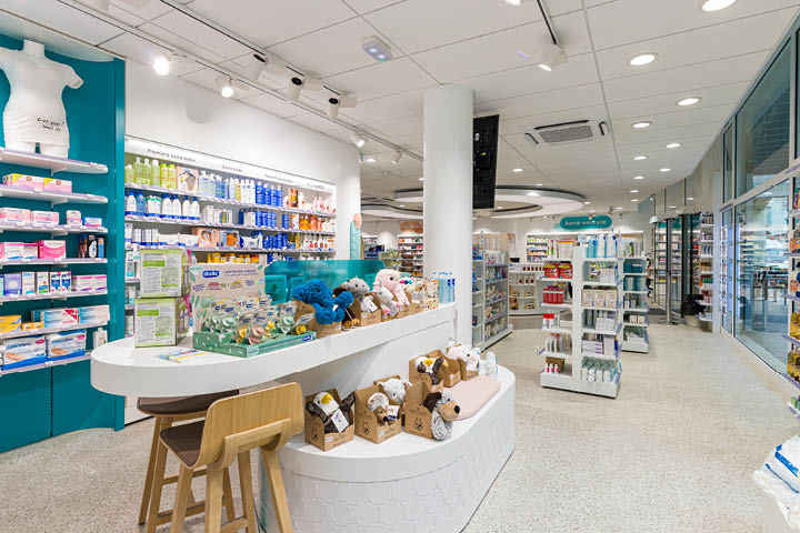 Espace de vente lumineux et fluide de Ma Pharmacie Mutualiste, conçu autour d’un parcours client circulaire.