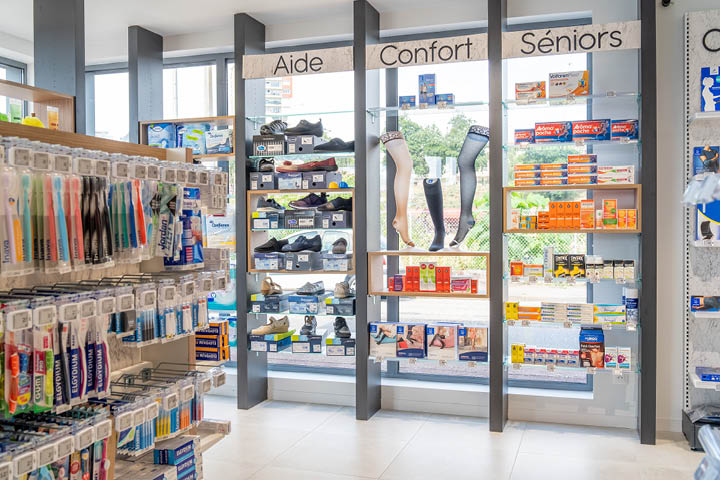 Linéaires Sparkle mis en avant près des vitrines, permettant de valoriser les produits tout en laissant passer la lumière naturelle pour créer des espaces lumineux et accueillants au sein de l’agencement de la Pharmacie des Charentes à Limoges.