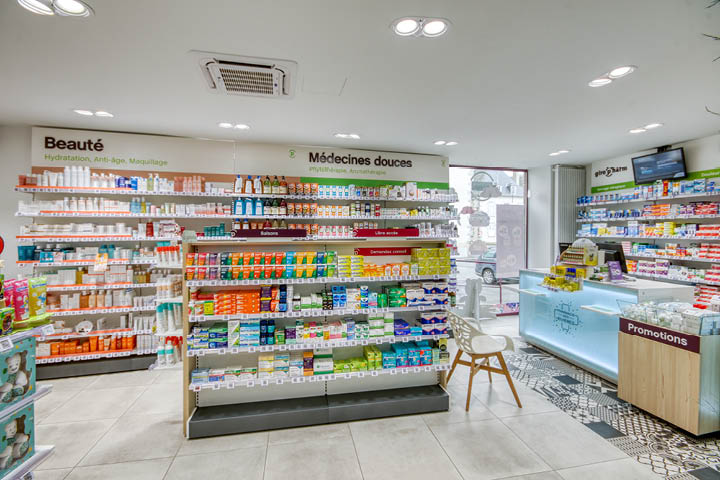 Espace de vente lumineux et réaménagé de la Pharmacie des Rivières, favorisant un parcours client fluide.