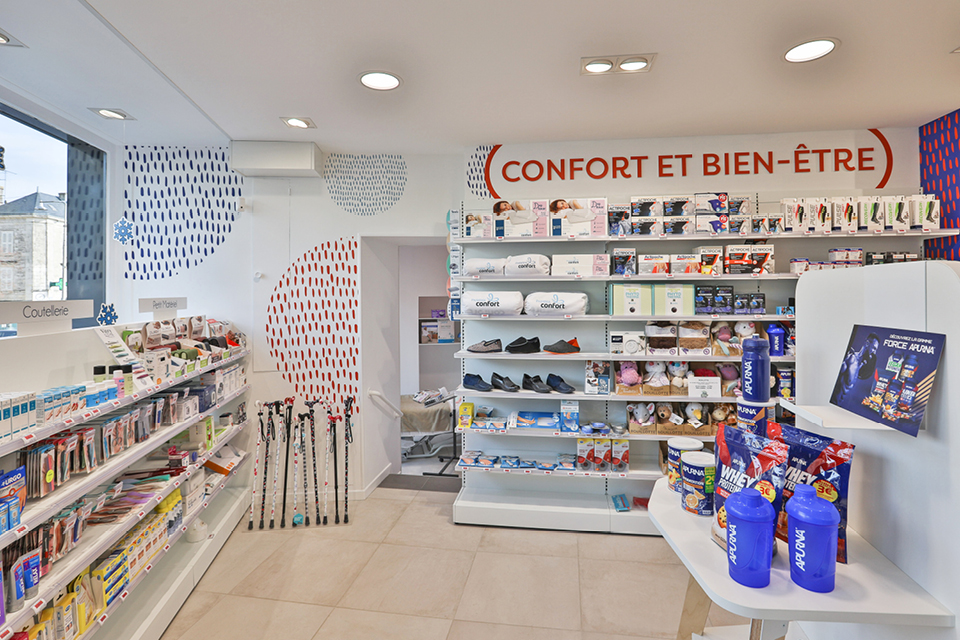 Espace confort et bien-être au sein de la pharmacie, mis en valeur grâce à la signalétique claire et aux éléments graphiques reflétant l’identité de l’officine.