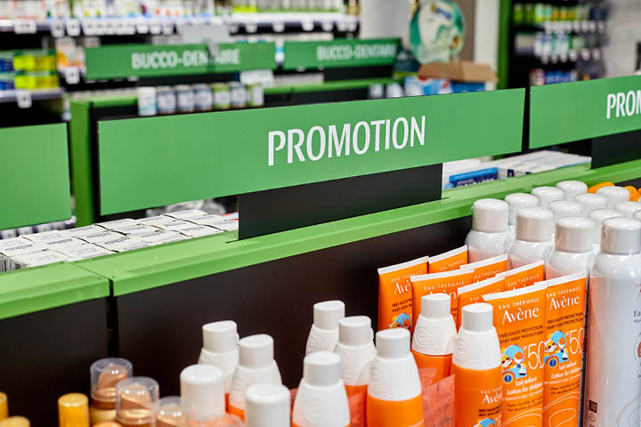 Vue intérieure de la Pharmacie du 20ᵉ montrant le mobilier sur-mesure, les allées fluides et l’agencement optimisé pour un parcours client intuitif.