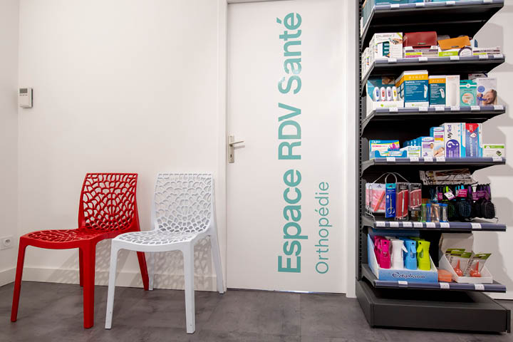 Cabines dédiées aux patients pour un espace confidentiel et confortable.
