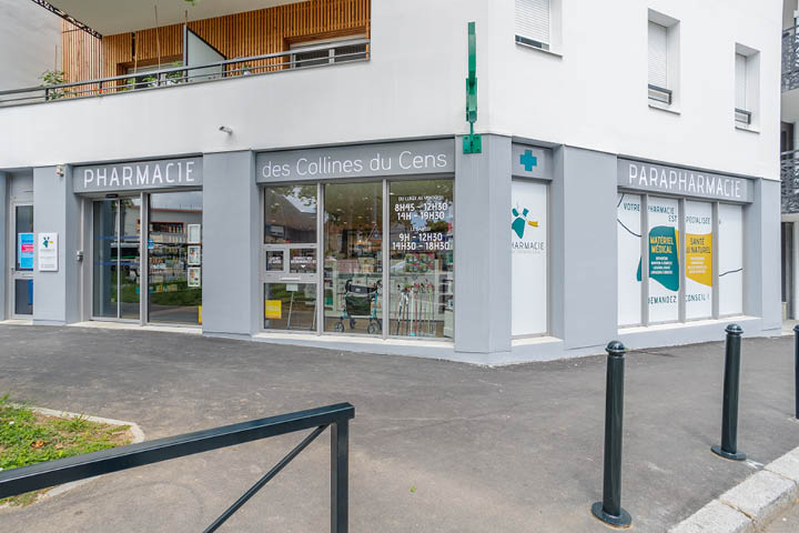 Façade moderne de la Pharmacie des Collines du Cens à Nantes, avec le nouveau logo et une identité visuelle inspirée de la nature.