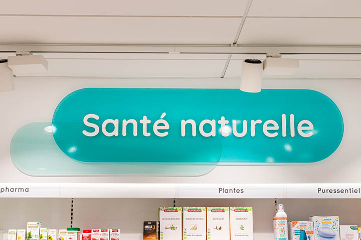 Signalétique claire et colorée reprenant les codes graphiques de la Mutualité Française, guidant le client dans son parcours.