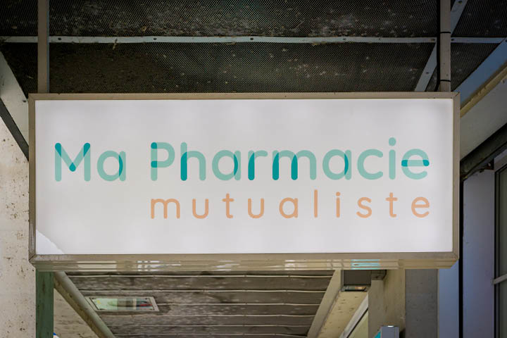 Signalétique claire et colorée reprenant les codes graphiques de la Mutualité Française, guidant le client dans son parcours.