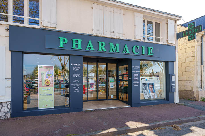 Façade rénovée de la Pharmacie Morand Delaune à Longué-Jumelles, design moderne et accueillant.