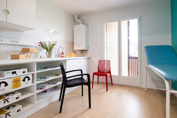 Cabines dédiées aux patients pour un espace confidentiel et confortable.