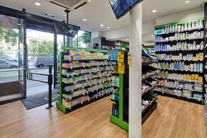 Vue intérieure de la Pharmacie du 20ᵉ montrant le mobilier sur-mesure, les allées fluides et l’agencement optimisé pour un parcours client intuitif.
