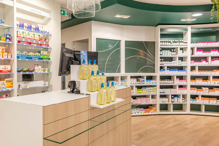 Comptoirs épurés en bois clair et blanc de la Pharmacie des 3 Îles, favorisant un accueil chaleureux et une relation de proximité avec la patientèle.