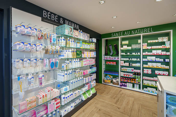 Espace orthopédique pour essayages et matériel médical, favorisant confort et confidentialité.