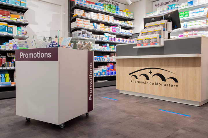 Logo et graphisme de la pharmacie rappelant le pont emblématique du village et les arches arrondies.