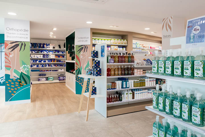 Espace orthopédie de la Pharmacie des 3 Îles, identifiable par un graphisme illustré et un mobilier fonctionnel sur-mesure.