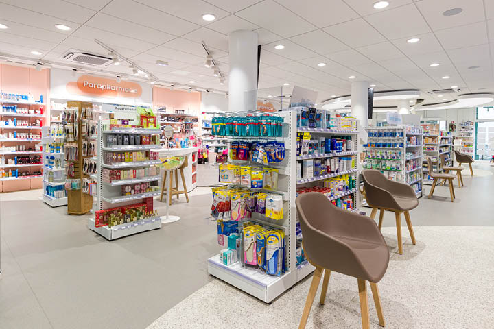 Espace de vente lumineux et fluide de Ma Pharmacie Mutualiste, conçu autour d’un parcours client circulaire.